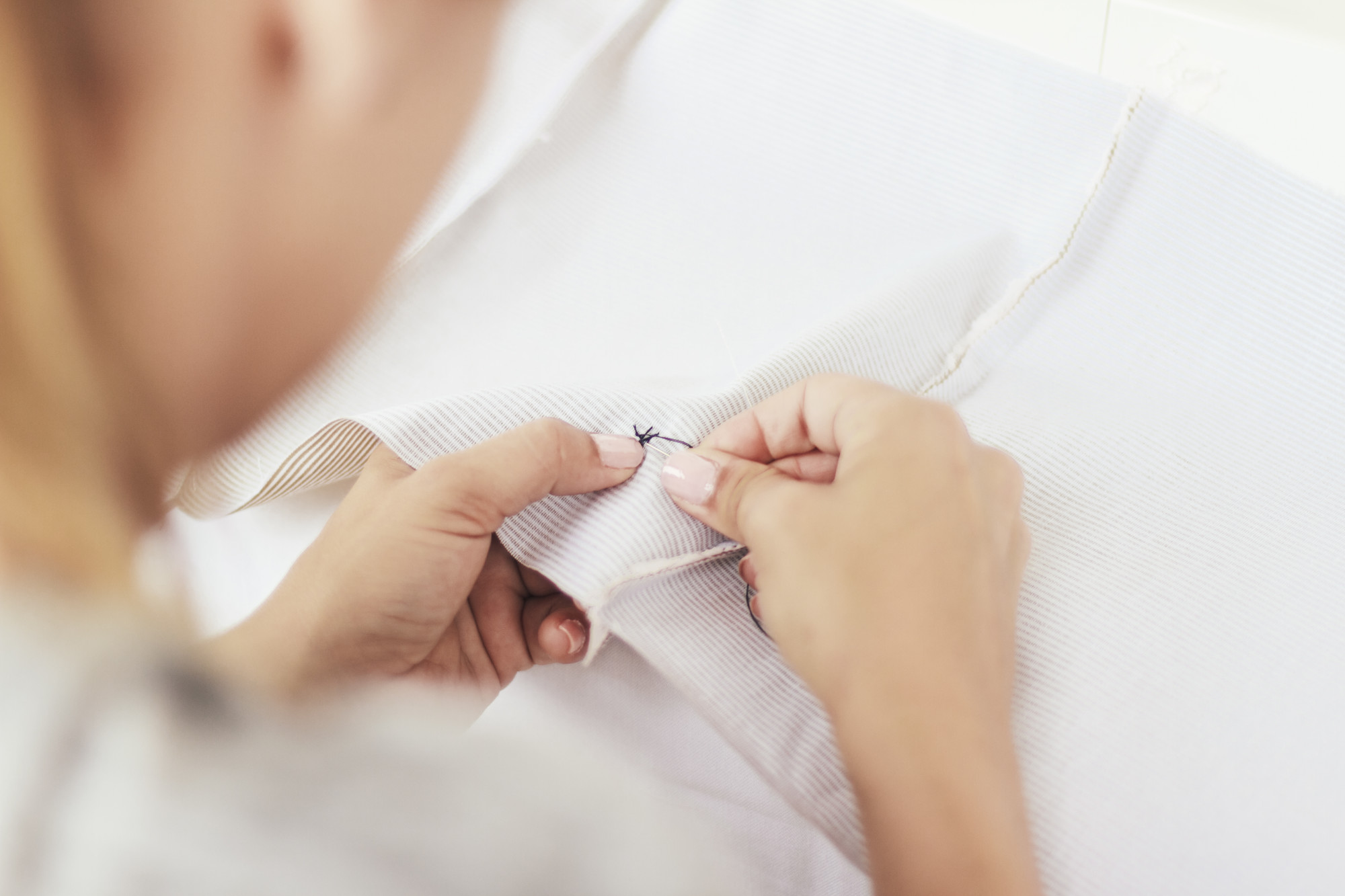 Dettaglio mani che lavorano il ricamo